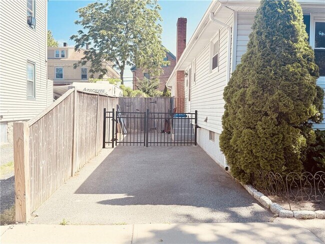 Building Photo - 25 1/2 Thurston Ave