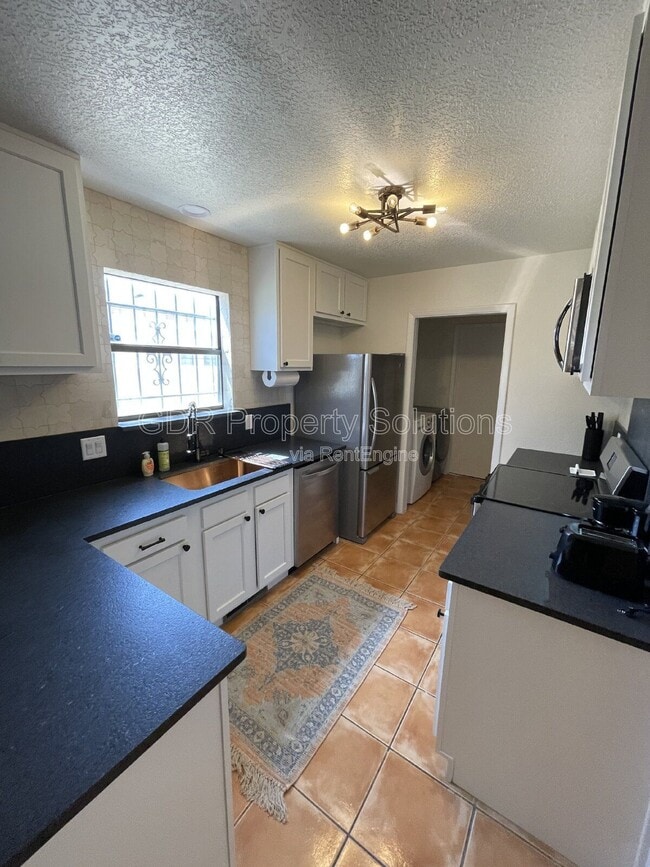 Building Photo - 520 Ortiz Dr NE