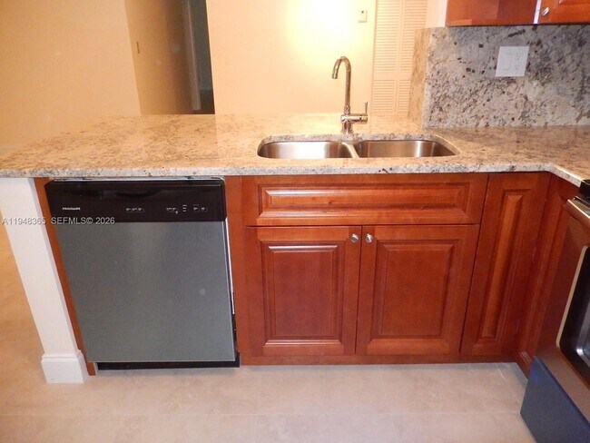 Building Photo - 3017 N Oakland Forest Dr