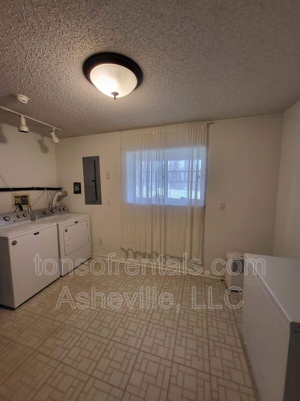 Building Photo - 128 White Oak Rd Ext