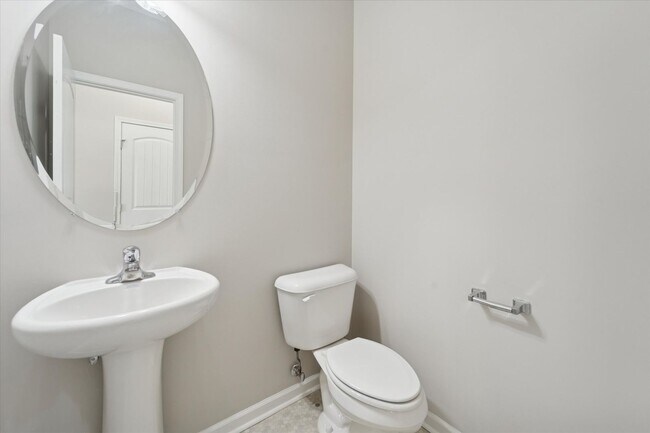 Building Photo - AVAILABLE NOW! (Pet Friendly)