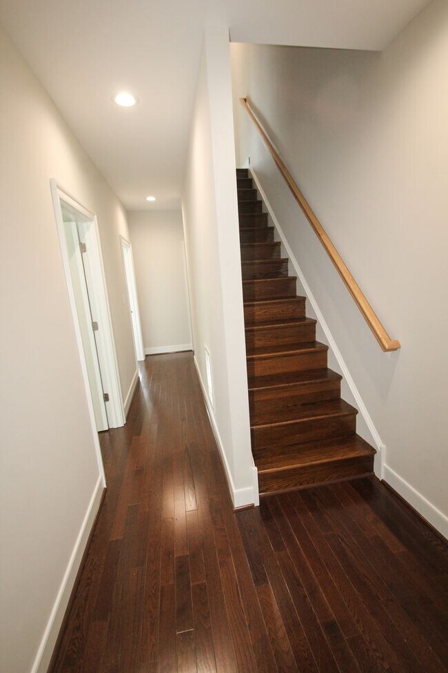 Building Photo - 1505 W Cary St