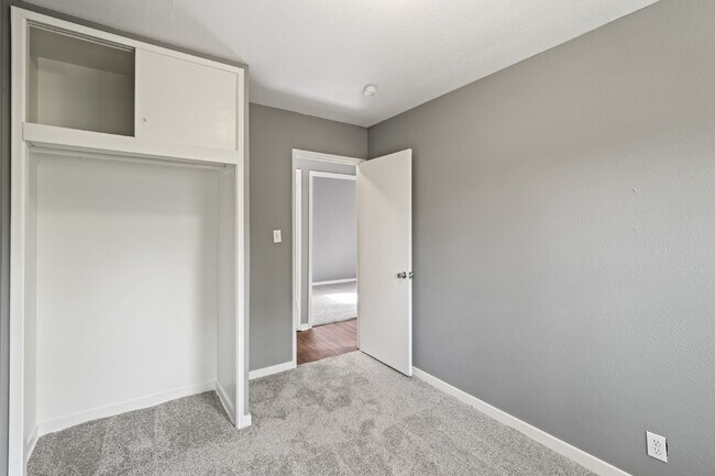 Building Photo - Welcome home to this cozy and fully updated 3-bedroom, 1-bath rental in Kansas City, KS!  1st mon...