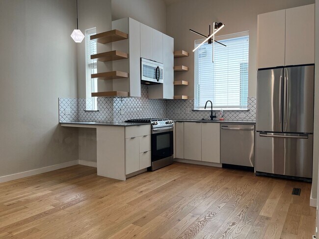 Building Photo - Great Studio Close to Downtown