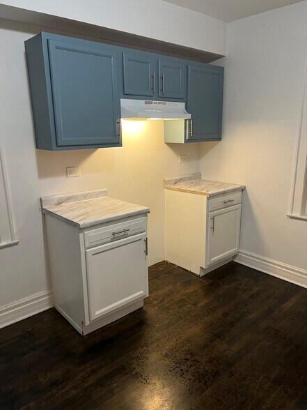 Kitchen - 4872 W Homer St