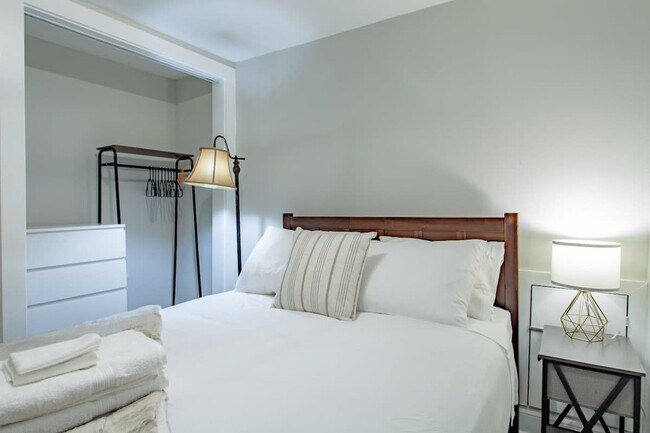 Building Photo - 824 Varnum St NW