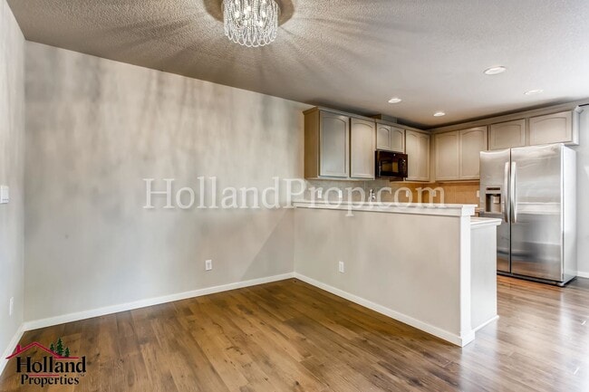 Building Photo - Beautiful Condo In Excellent Hillsboro Location!