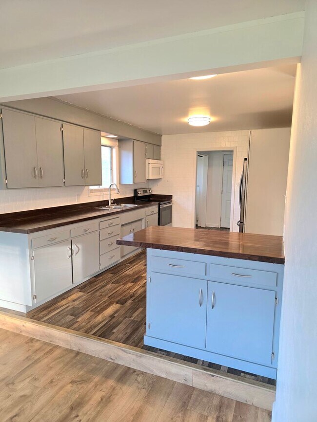 Building Photo - Charming 2 Bedroom on Acreage