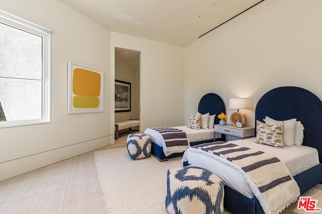 Building Photo - 455 N Palm Dr