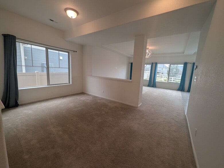 Building Photo - 5325 Ventura St