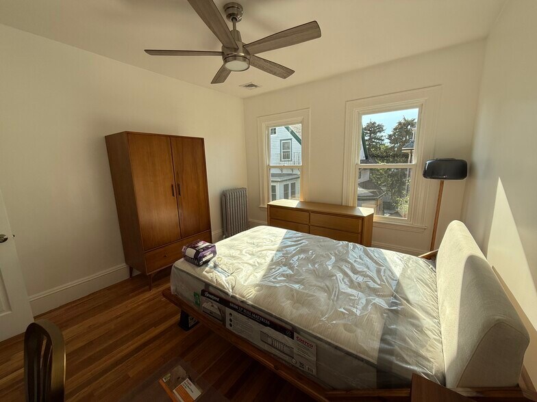 Building Photo - 96 Munroe St