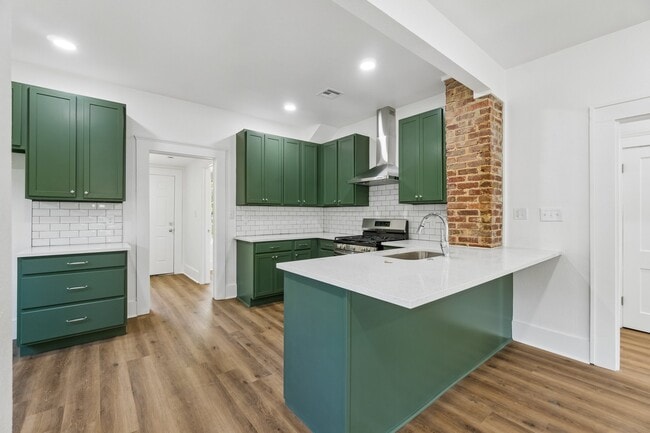 Building Photo - 1321 NE 9th St