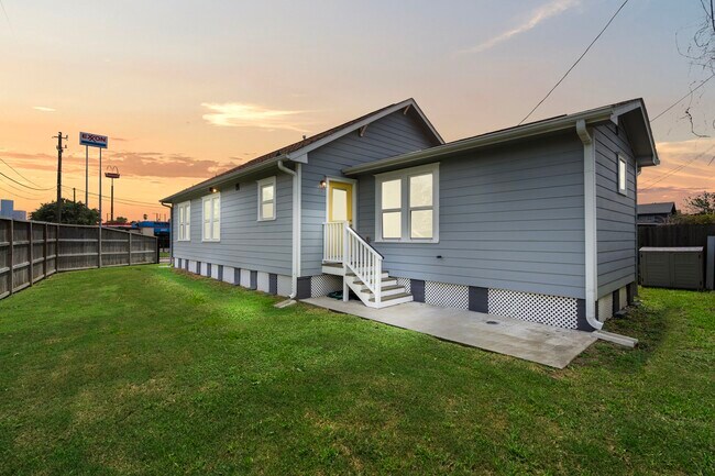 Building Photo - 502 Dell Ct