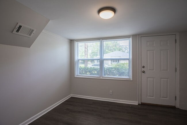 Building Photo - Spacious 3 Bedroom, 2 Bathroom Lower Level...