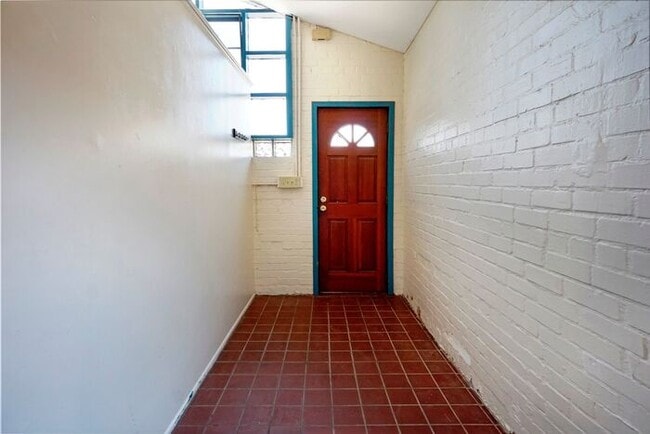 Building Photo - Coming Soon - Charming, Spacious 1Bdrm/1Ba...