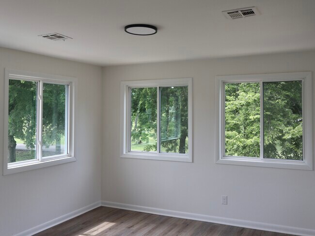Building Photo - 129 Lake Point Dr