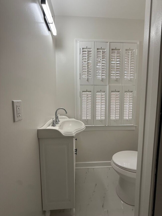 Building Photo - Available June 1st — Newly Remodeled 4BR / 2BA Home in Dalraida