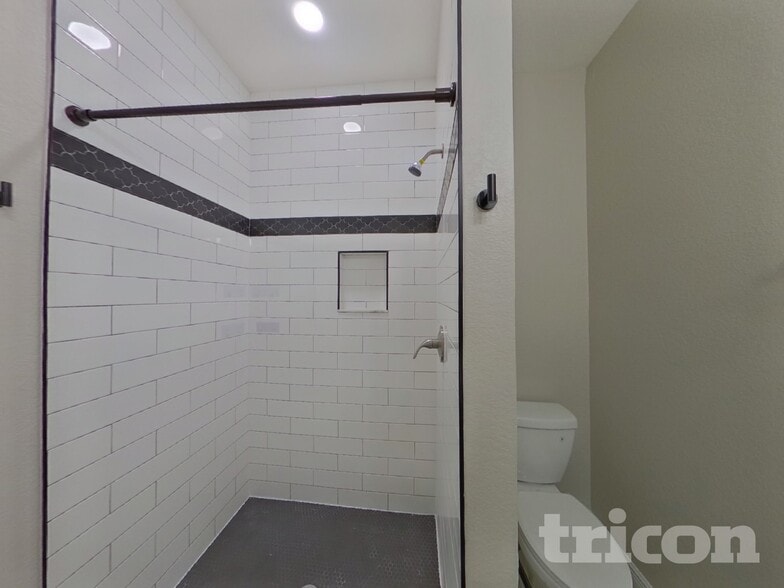 Building Photo - 2462 6th Ave N