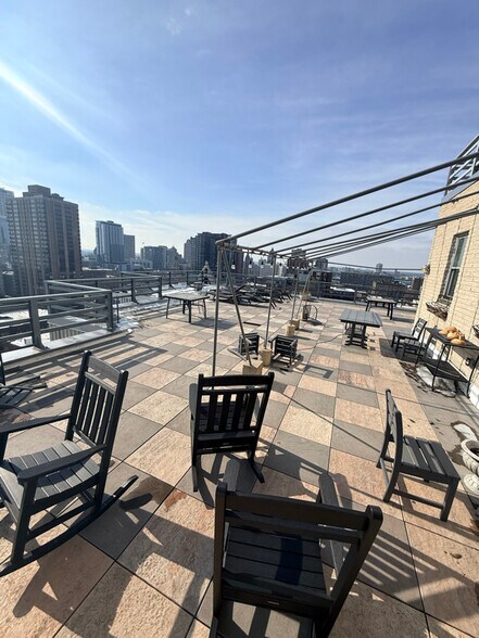 Building Photo - 1121 N Waverly Pl