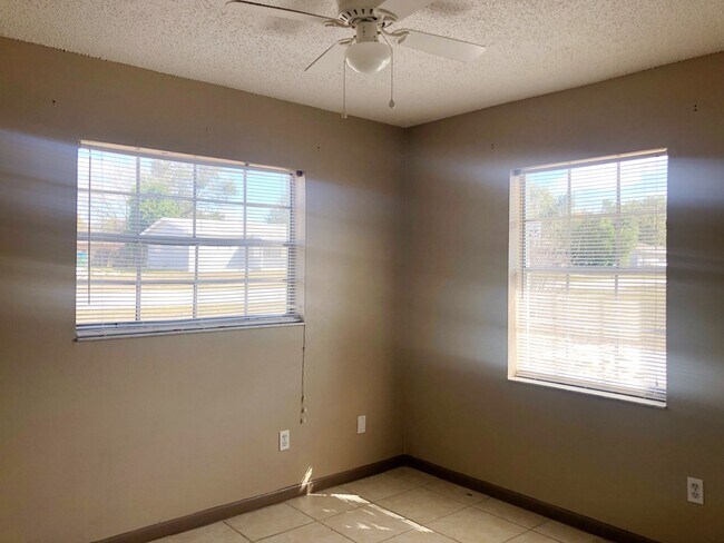 Building Photo - DELTONA LAKES CUTE STARTER HOME