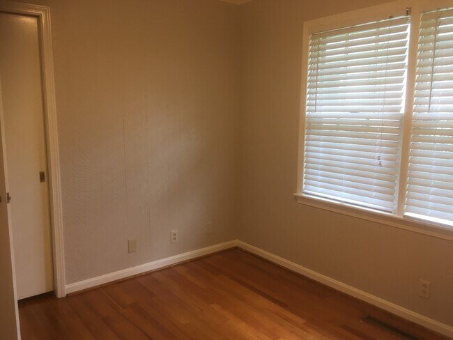Building Photo - 14 Fairway Dr