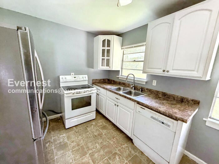 Building Photo - 2907 Lakeside Dr