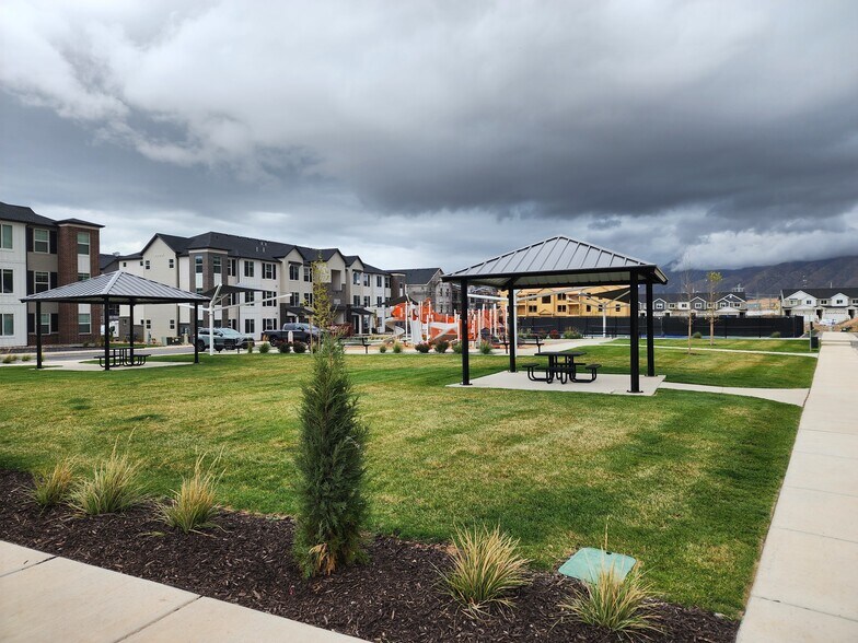 Building Photo - 4735 S Alder Dr