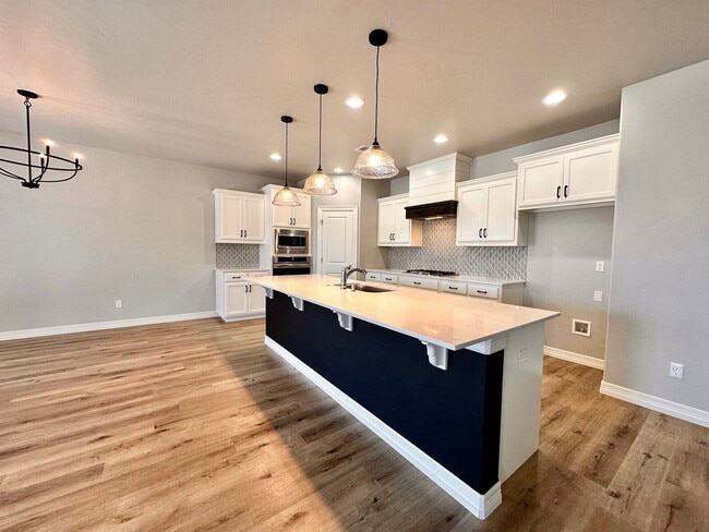 Building Photo - Spacious 4-Bedroom Home with Pool in Yukon