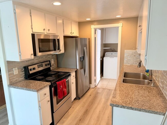 Building Photo - Updated 2 Bedroom Home with Garage & Community Amenities