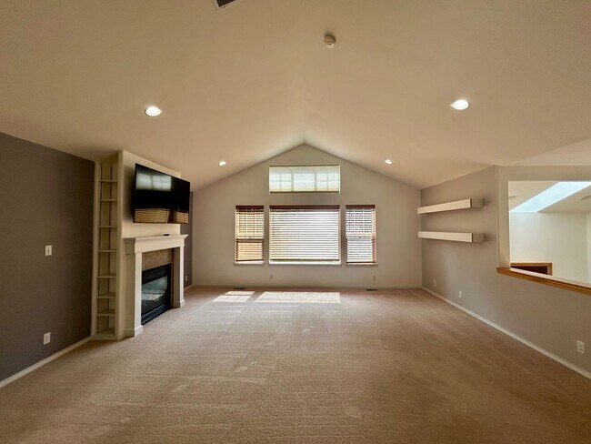 Building Photo - 14 Yearling Pl