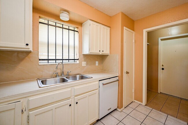 Building Photo - Nice 4 bd Rm Single Family Home