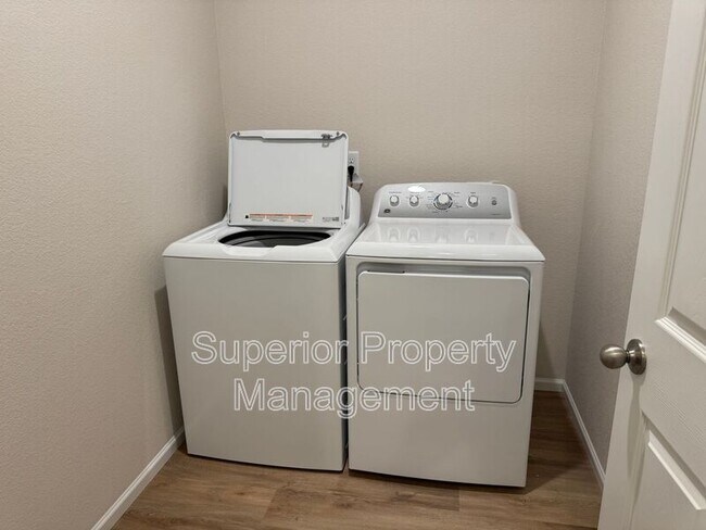 Building Photo - 981 Sandhills St