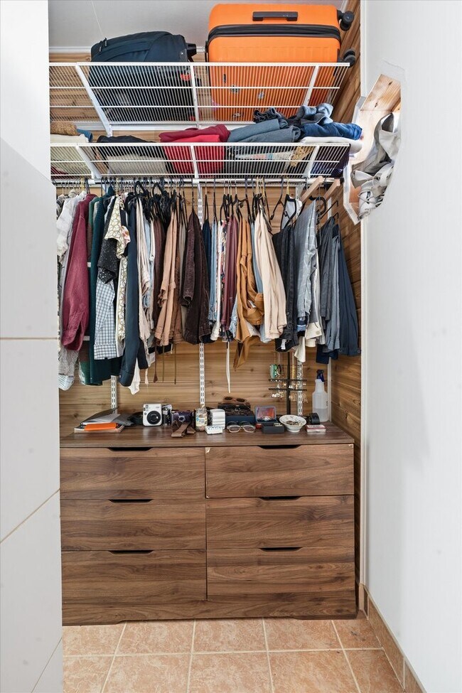 Building Photo - 5739 N Winthrop Ave