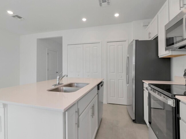 Building Photo - Modern New Construction Townhome in Desirable Lakewood Ranch – Up to 1 Month Free