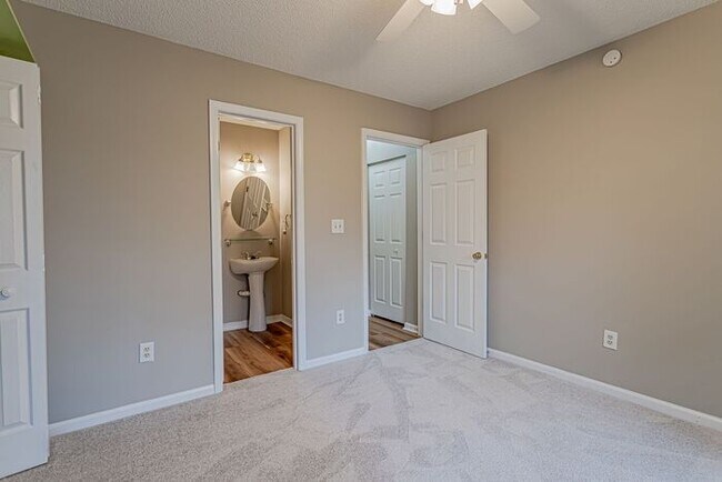 Building Photo - Bedroom on Main, Riverside Schools, Fenced...