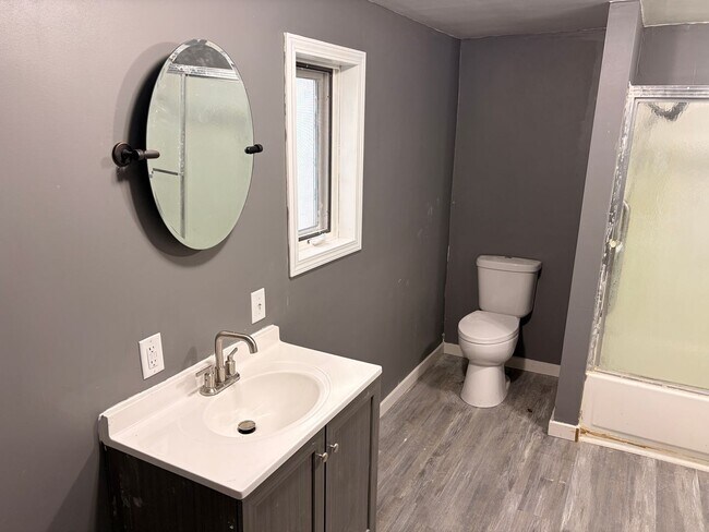 Building Photo - Spacious 2 Bedroom Iowa Home Available Now