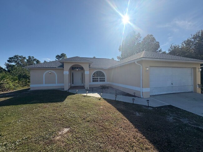 Building Photo - Charming and Spacious Single-Family Home