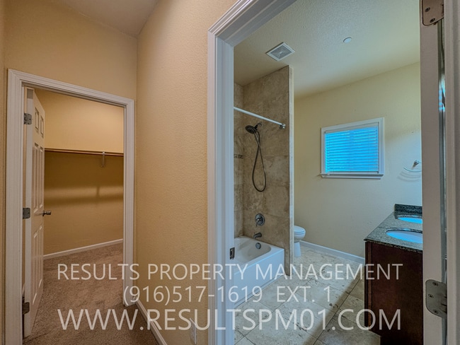 Building Photo - Stunning 3-bedroom, 3-bathroom