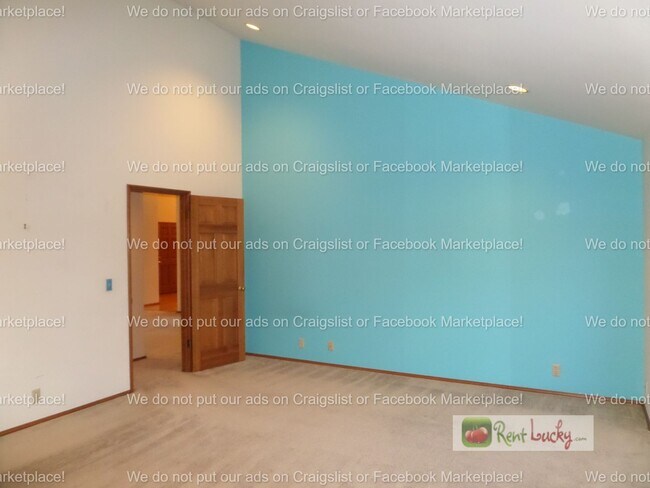 Building Photo - INCREDIBLE VIEWS!! Large 2-Bedroom + Den Duplex with 3-Car Garage in Fantastic Federal Way Neighb...