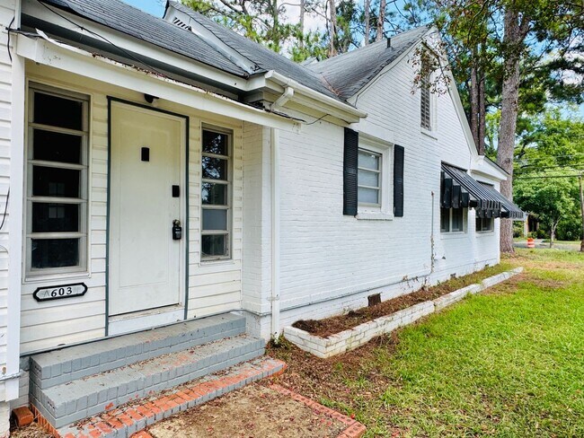 Building Photo - Charming 5-Bedroom Home with In-Law Suite ...
