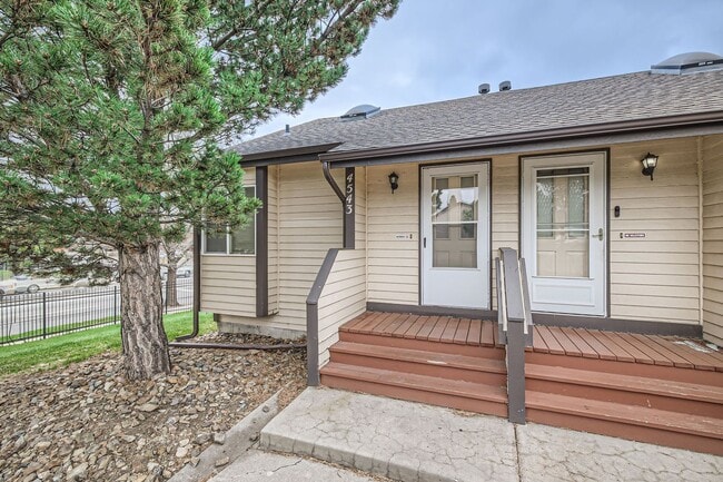 Building Photo - 2 Bedroom, 1 1/2 Half Bath, End Unit Townhome!