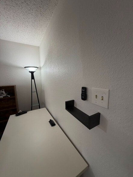 Building Photo - Room in House on Bandera St