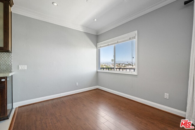 Building Photo - 1115 S Elm Dr