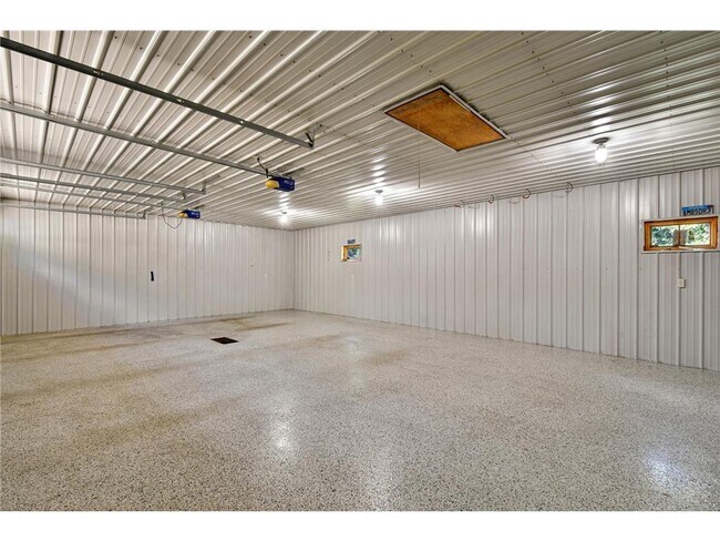 Building Photo - 154 Beaton Dr W