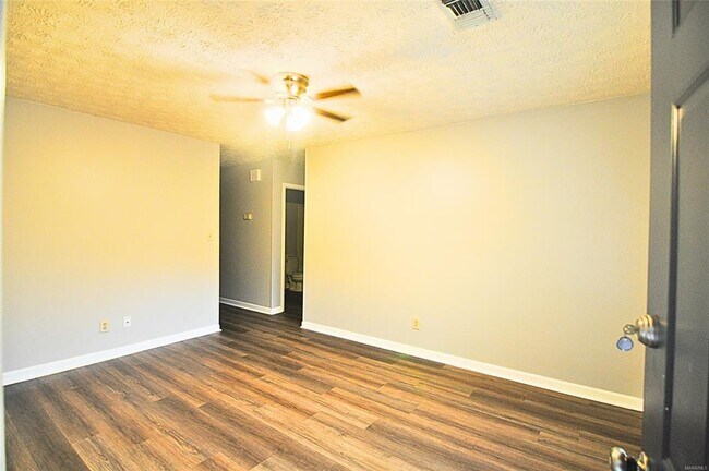 Building Photo - 165 E 6th St