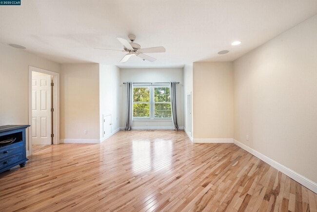 Building Photo - 20 Oak Crest Ln