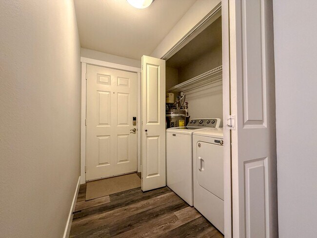 Building Photo - Gorgeous 2bd/2bth Lower Queen Anne Condo, $2,850/mo.