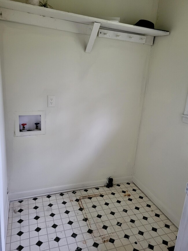 Building Photo - 6811 Radial Dr