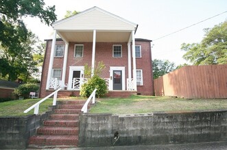 Building Photo - Georgian brick. Separate dining room. Over 1,000 square feet near 9th Street.
