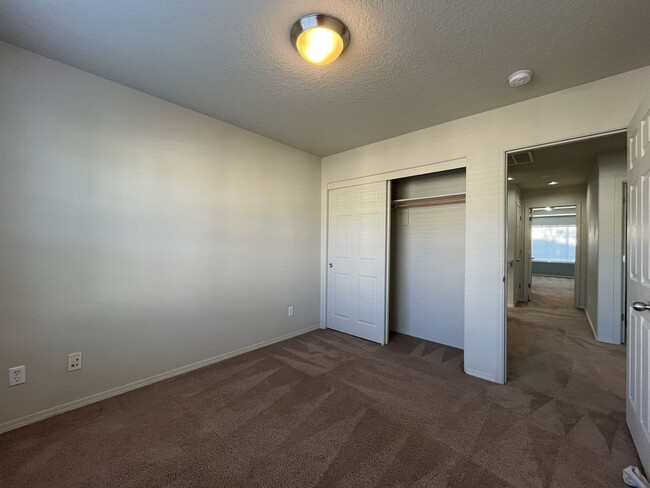 Building Photo - Charming 3-Bed, 3-Bath Home with Bright Ki...